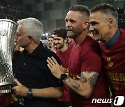 로마 콘퍼런스리그 초대 챔피언..모리뉴, 최초 유럽대항전 3개 대회 정상