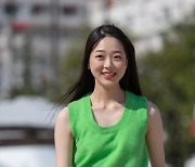 '다음 소희' 김시은, 칸 해변서 인터뷰 촬영