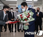 야구 방망이 선물받은 윤 대통령