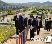 세종청사 옥상정원 찾은 윤 대통령