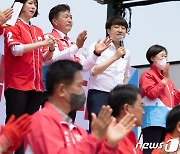 지선 승부 전문가들에 물었더니..'與 10곳 이상' 중론, 野 최대 6곳