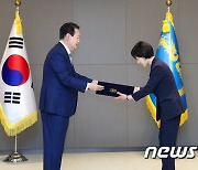 한화진 장관에게 임명장 수여하는 윤 대통령