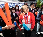 지지자들 속 윤형선 국민의힘 계양을 후보