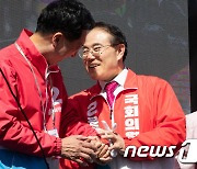 인사 나누는 윤형선 후보와 김기현 국민의힘 공동선대위원장