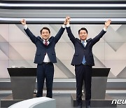 [사전투표 D-1]'어민체험' 이광재..'유기견아빠' 김진태(종합)