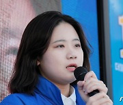 박지현 "여러 루트로 쇄신안 협의 중"..최강욱 비상징계엔 '침묵'