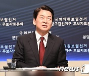 방송토론회 준비하는 안철수 후보