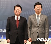 토론회 앞서 기념촬영하는 안철수·김병관 후보