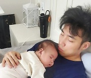 '우혜림♥' 신민철, 붕어빵 아들을 품에 쏙 "아빠랑 늦잠"..세상 가장 아름다운 투샷