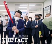 세종청사 직원들, 尹대통령 첫 대면에 건넨 '야구방망이·권투장갑' 선물 의미는?