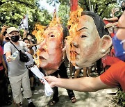 대통령-부통령 가면에 불 붙이는 필리핀 시위대