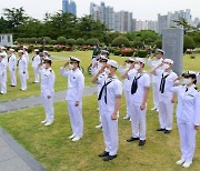 한미 해군장병, 유엔기념공원 찾아 6·25전쟁 참전용사 참배