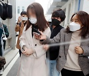 '지하철 휴대폰 폭행' 20대女 "간호조무사 실습때 노인 싫어져"..징역 2년 구형
