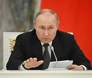 길어지는 전쟁에 민심 달래기 나선 푸틴, "연금·최저임금 10% 인상"