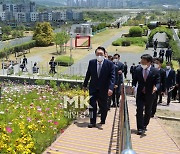 [포토] 세종청사 옥상 둘러보는 윤석열 대통령