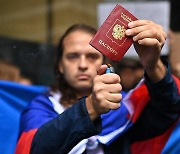 "병합작업 시작"..우크라 점령지역서 여권·시민권 쥐어주는 러시아