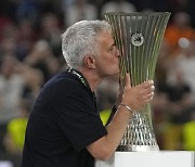 모리뉴, 5번째 UEFA 우승컵.. AS 로마, 콘퍼런스리그 초대 챔피언