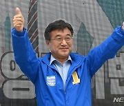 엄지척하는 윤호중 민주당 상임선대위원장