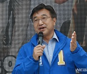 지원유세하는 윤호중 민주당 상임선대위원장