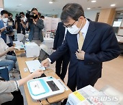 사전투표 신분증 확인하는 노태악 선관위원장