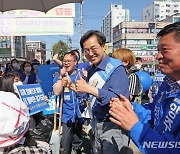 지지자들과 인사 나누는 김동연 후보
