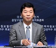토론회 준비하는 김병관 후보