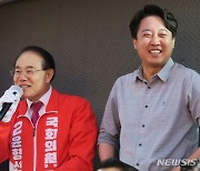 지지 호소하는 윤형선 계양을 국회의원 후보