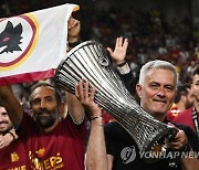 AS로마, 콘퍼런스리그 초대 챔피언..모리뉴 첫 UEFA 3관왕