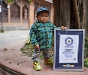 "7살 때 성장 멈춰 키 73cm..이유 모른다" 세계 최단신 18세 네팔 청소년