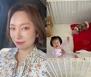 '윤형빈♥' 정경미, 반려견과 친한 딸 '흐뭇'.."네가 앉은 곳은 변소란다"