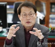 서울교육감 진보 후보 조희연·강신만 단일화..강신만 사퇴