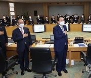 국기에 경례하는 윤석열 대통령과 국무위원들