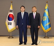 윤석열 대통령, 이상민 행정안전부 장관에 임명장 수여