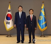 윤석열 대통령, 이정식 고용노동부 장관에 임명장 수여