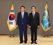 윤석열 대통령, 조승환 해양수산부 장관에 임명장 수여