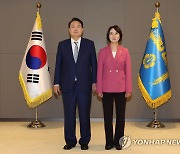 윤석열 대통령, 이영 중소벤처기업부 장관에 임명장 수여