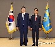 윤석열 대통령, 박민식 국가보훈처장에 임명장 수여