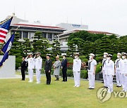 유엔기념공원 참배하는 한미 해군 장병