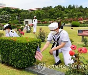 유엔기념공원 참배하는 한미 해군 장병