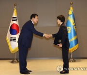 윤석열 대통령, 한화진 환경부 장관에 임명장 수여