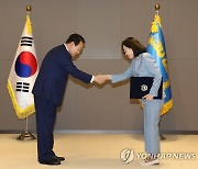 윤석열 대통령, 김현숙 여성가족부 장관에 임명장 수여