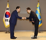 윤석열 대통령, 조승환 해양수산부 장관에 임명장 수여