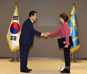 윤석열 대통령, 이영 중소벤처기업부 장관에 임명장 수여