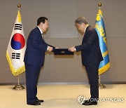 윤석열 대통령, 박진 외교부 장관에 임명장 수여
