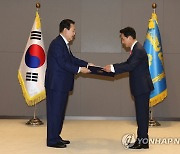 윤석열 대통령, 박민식 국가보훈처장에 임명장 수여