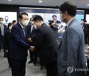 전문가 화상간담회 참석한  윤석열 대통령