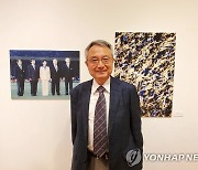 '2002 한일월드컵' 사진전 관람하는 일한교류기금 사무국장