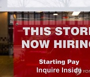 미국 실업수당 청구 21만건으로 2주만에 감소..역대 최저 수준