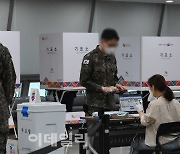 [포토]투표하는 군인들