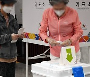 [포토]투표하는 어르신들